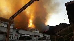 Quattordici incendi sulle colline che sovrastano Messina: le foto della citt&agrave; in fiamme