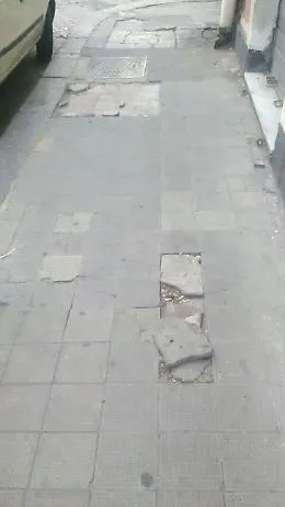 Marciapiede colabrodo in via Aloi a Catania