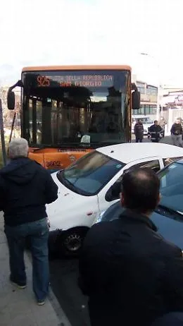 Catania, guasto al bus 925: a San Giorgio la corsa finisce su tre auto