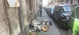 Catania, rifiuti sparsi su marciapiede in via F. Aprile: ma non si potrebbero elevare verbali?