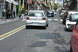 Catania, nella parte alta di via Etnea cede alla pioggia il "nuovo" asfalto