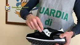 Catania, la Guardia di Finanza ha sequestrato 115 mila prodotti contraffatti e non sicuri