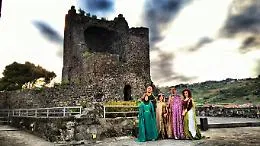 Il Medioevo riecheggia ad Aci Castello: figuranti in costume accolgono turisti