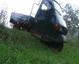 Esce fuori strada con la motoape e finisce in un dirupo: 63enne muore a Messina