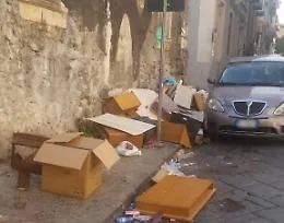 Rifiuti in bella mostra in via Grotte bianche a Catania: e il Comune che fa?
