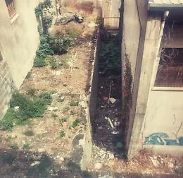 La discarica che nessuno vede dentro la scuola De Andr&egrave; ad Aci S. Antonio