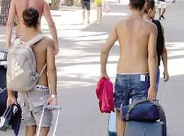 Siracusa, a Ortigia e nei luoghi storici vietato girare a torso nudo