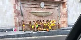 Catania, il &ldquo;bagno&rdquo; nella fontana del Tondo Gioeni