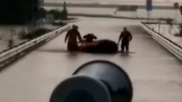 Meteo, anziano su letto che galleggiava
salvato in extremis da agenti e pompieri