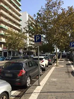 Catania, Corso Italia: auto in sosta negli stalli riservati alle due ruote