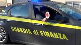  La Guardia di Finanza sequesta oltre 11mila capi di abbigliamento contraffatto 