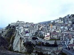 &laquo;Le mamme del borgo&raquo;
a Motta Camastra aprono le loro case per offrire delizie culinarie di Sicilia