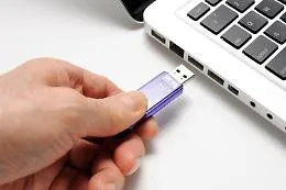 Trapani, forse individuato mittente di pendrive che fer&igrave; un poliziotto