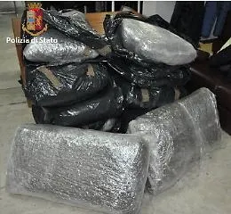 Trasportava 123 chili di marijuana in un furgone: arrestato un 53enne