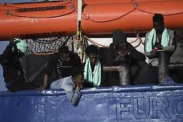 Migranti Sea Watch, da Salvini ok a sbarco: &laquo;Ma solo se vanno in Olanda&raquo;