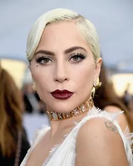 Strascichi, lustrini e diamanti: Lady Gaga e i suoi look tutti da Oscar