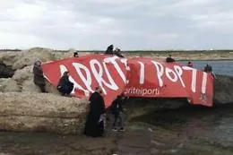 Mare Jonio, anche il parroco sul molo, esposto striscione: &laquo;Aprite i porti&raquo;
