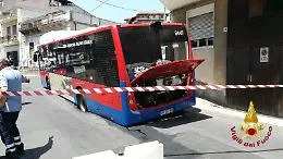 Aci Castello,  strada si spacca e bus Amt resta affossato