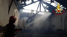 Catania, incendio in via Trigona
in una carrozzeria in abbandono