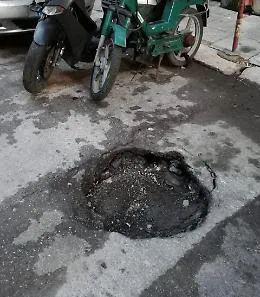 Palermo, via Matteo Silvaggio: buca pericolosa