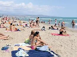 Balli, tende, barbecue e comitive i tanti volti del Ferragosto in citt&agrave;