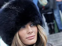 Ecco chi &egrave; Melania Trump, la first lady ex top model che pos&ograve; senza veli