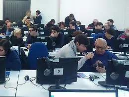 Catania, ruoli capovolti: i ragazzi insegnano computer ai nonni
