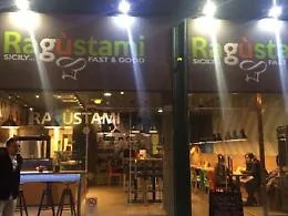 Rag&ugrave;stami, a Budapest il fast food siciliano di tre giovani catanesi