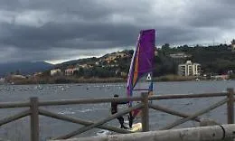 Fanno surf nel lago riserva naturale ma alcune foto li incastrano