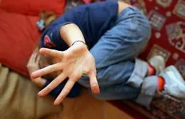 Bidello adescava bambine e utilizzava le foto per fare fotomontaggi os&eacute;