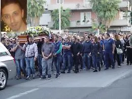 L'ultimo saluto a Dario Chiappone.  La madre: &laquo;Mio figlio era un bravo ragazzo&raquo;