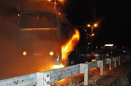A Messina in fiamme il pullman della Reggina. Zeman jr: &laquo;Aggrediti in campo&raquo;