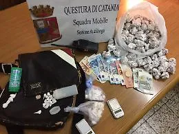 Catania, "pizzicati" mentre spacciano: arrestati