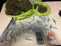 Patern&ograve;, i carabinieri irrompono in casa e lo trovano mentre confeziona dosi di droga