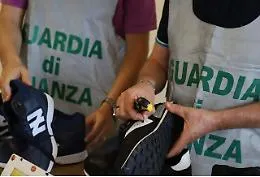 Catania, GdF in un mese ha sequestrato 80 mila prodotti contraffatti