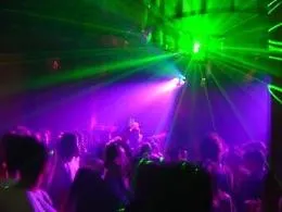 Canicatt&igrave;, gli negano ingresso in discoteca e lui lancia un bastone di legno all'interno colpendo al volto una ragazza
