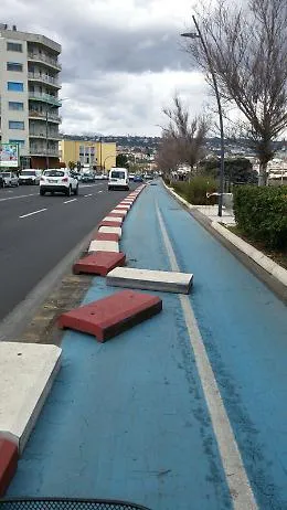 Pista ciclabile di Catania con blocchi divelti: siamo alle solite!