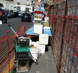 Alla Fiera di Catania il percorso protetto per i pedoni invaso dagli ambulanti