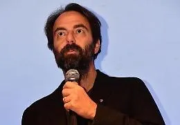 Neri Marcor&egrave; nei panni di De Andr&egrave; tra presente e futuro