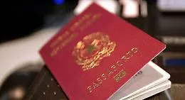 Falso passaporto per agevolare l'evasione: sospeso un funzionario del Ministero dell'Interno, imprenditore palermitano irreperibile