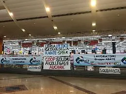 Auchan, le foto del presidio dei lavoratori nella galleria di Citt&agrave; mercato