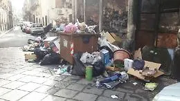 Catania, montagne di rifiuti di fronte al Centro Astalli: bell'esempio anche per i migranti