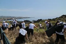 In centinaia hanno risposto all'appello del Wwf: liberate dalla plastica Ognina e Torre Salsa