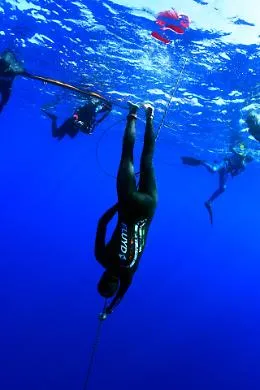 Apnea, le foto del primato mondiale di Alessia Zecchini nel mare di Milazzo