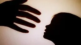 Bambini di  3, 4 e 7 anni costretti a prostituirsi: in manette a Siracusa la madre e un carabiniere