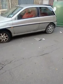Adrano: auto abbandonata da tre mesi in Piazza Genova