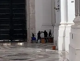 Catania, in chiesa volano schiaffi e pugni: turista tedesco filma tutto