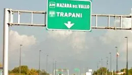 Veicolo in fiamme, riaperto lo svincolo di Montelepre