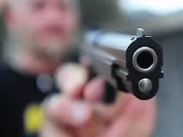 Aci Castello, tassista minacciato da un passeggero armato di pistola: un arresto