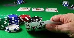 Mani di poker truffaldine per ingannare giocatori: tre arresti a Gela